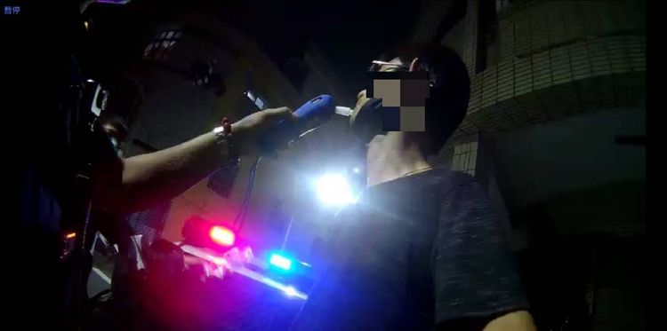 吳姓男子的酒測值0.84毫克，當場被警方逮捕。讀者提供