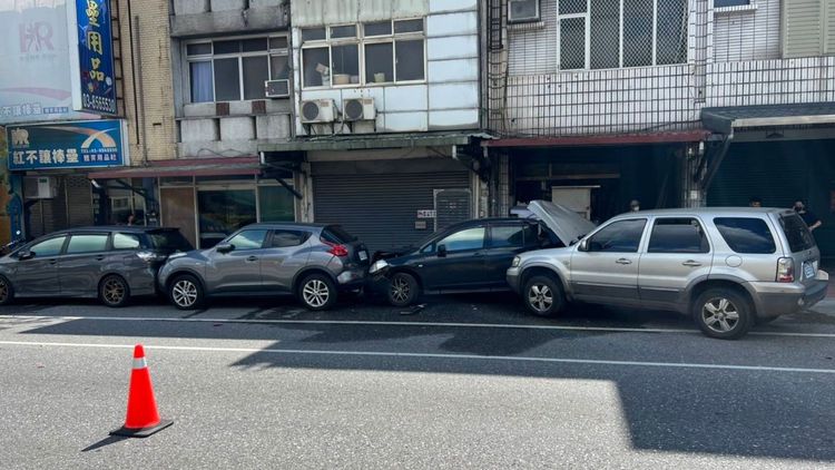曾男駕車昏迷失控後連撞路邊多輛轎車才停下。警方提供
