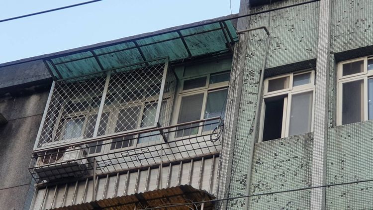 男子疑似從樓梯間窗台爬至5樓住家。戴之聖攝