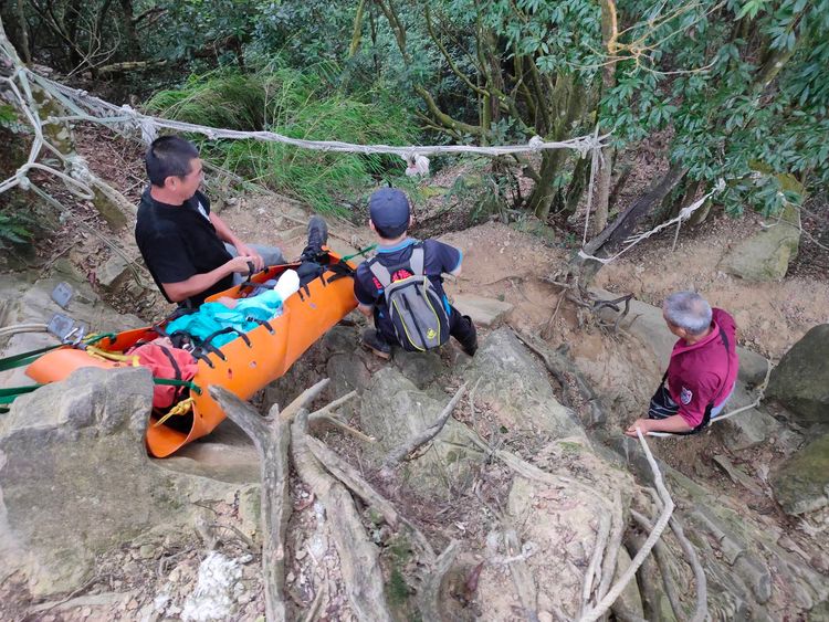 賴姓婦人獲救時肢體擦傷，意識清楚。民眾提供