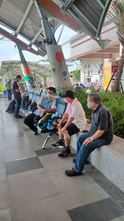 清晨一大早就有鐵道迷在台東站出口處等候購買套票。台鐵局台東站提供