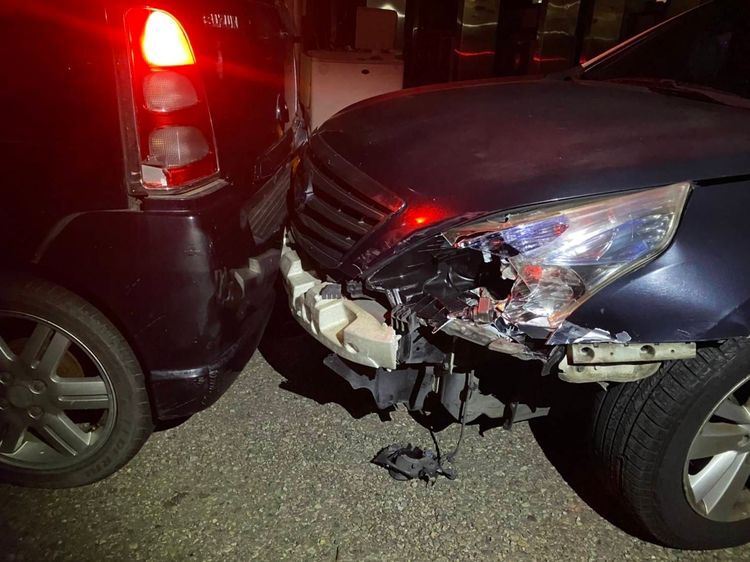 警車車頭被竊賊撞壞。桃園警分局提供