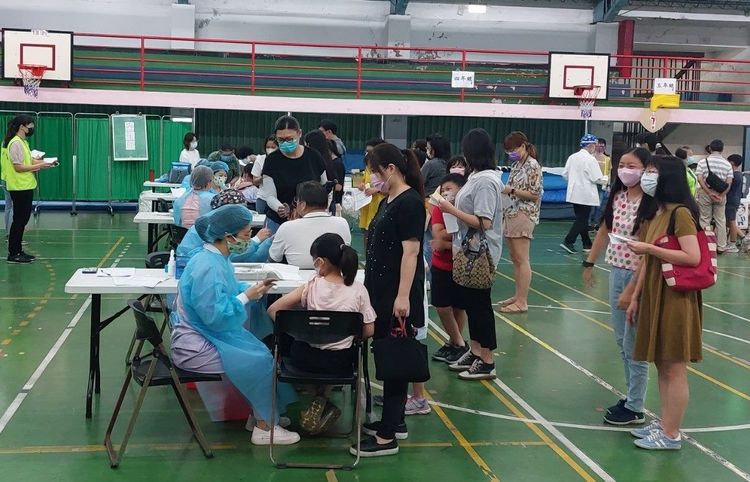 疫苗覆蓋率超過90%以上之北市學校將獲教育局「防疫大禮包」。教育局提供