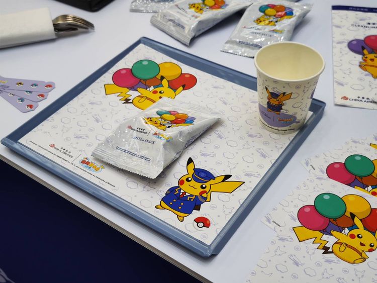 寶可夢盤墊紙、紙杯、清潔袋及綜合果豆。田欣雲攝