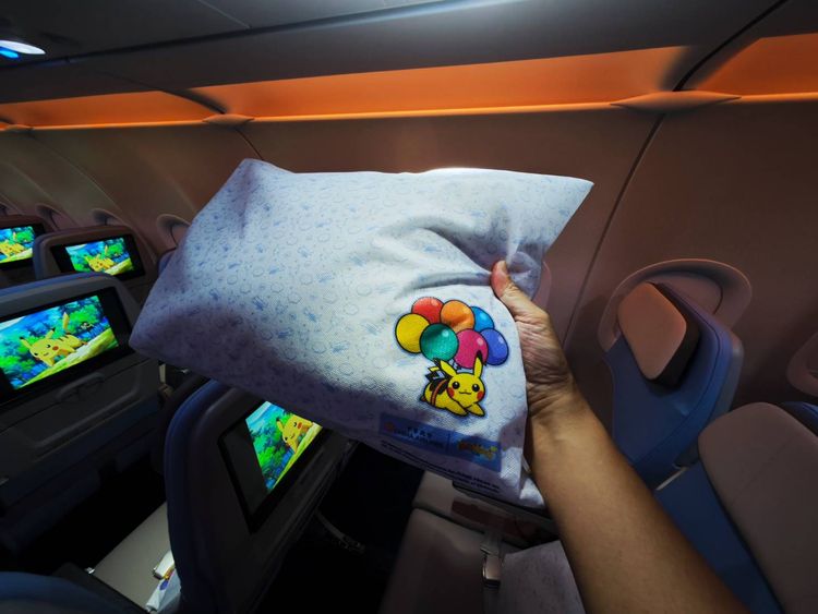 機上抱枕的枕頭套也有皮卡丘相伴。田欣雲攝