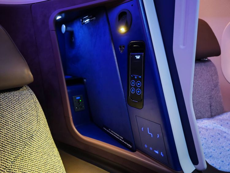 豪華商務艙座椅控制面板。田欣雲攝