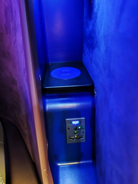 除了充電插座，還配備了無線充電盤。田欣雲攝