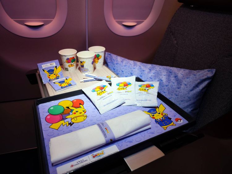 置身客艙及用餐時，可以看到枕頭套、盤墊紙、紙杯、清潔袋及綜合果豆等，隨處可見皮卡丘可愛的身影。田欣雲攝