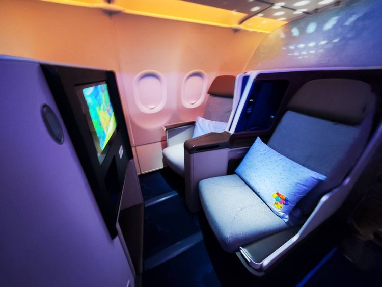 華航首次在窄體客機選用廣體客機的全平躺豪華商務艙座椅。田欣雲攝