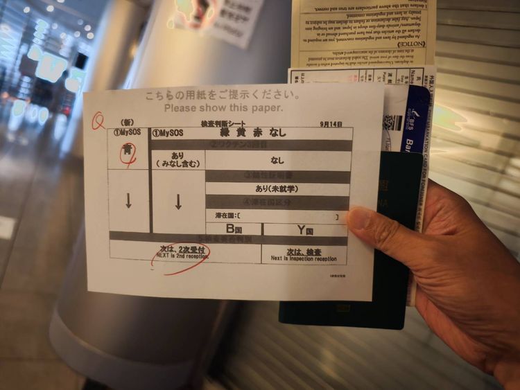 「青」色可享快速通道，比現場填寫資料至少快半小時以上。田欣雲攝