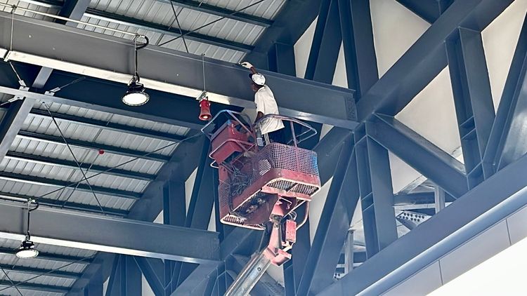 空勤總隊台東駐地直升機棚廠工人施作。古和純攝