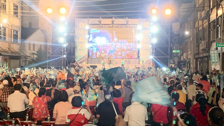 蔡其昌「台中動起來」大甲大型造勢晚會晚間旗海飛揚，氣勢高昂要搶下年底第一個海線市長。曾雪蒨攝