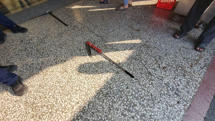 蕭嫌攜帶雙刀殺進市場。王勇超攝