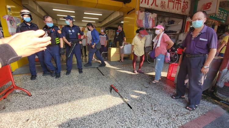 蕭嫌拒捕揮舞雙刀一度與警方對峙。王勇超攝