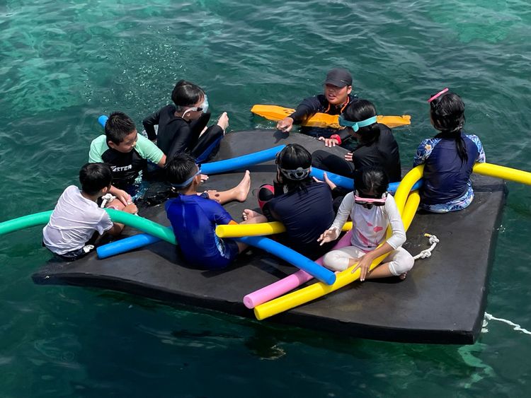 台東大學學生準備浮條、魚雷浮標，提供國中小學生下水游泳練習。溫卓謀提供