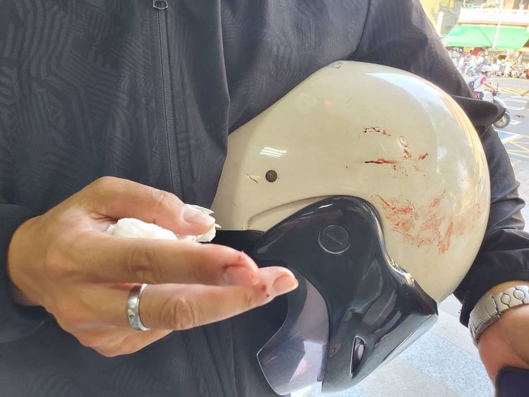 一名警員圍捕過程手指受傷，鮮血沾到安全帽。王勇超攝