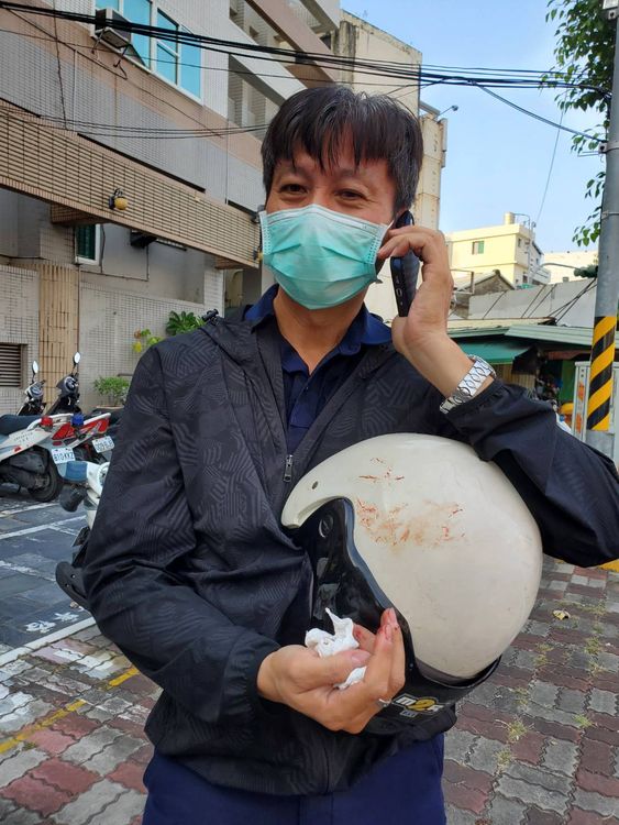 警察圍捕過程中遭砍見血。王勇超攝