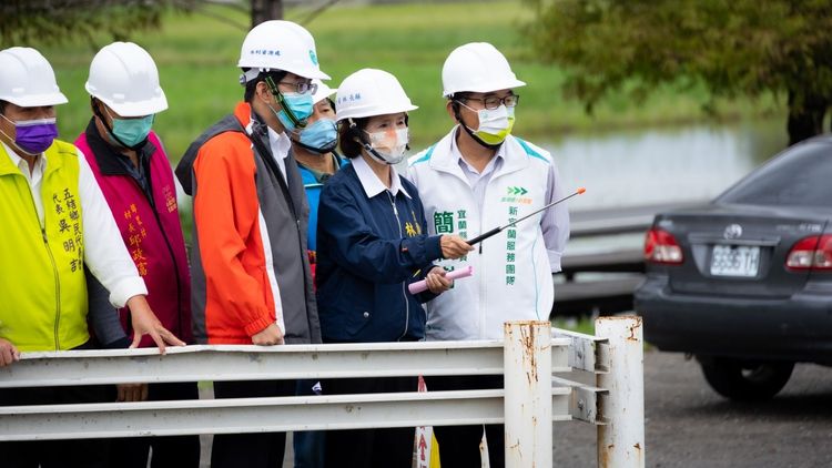 林姿妙（右2）帶隊勘查修復工程，目前施工進度已達30％。宜蘭縣政府提供