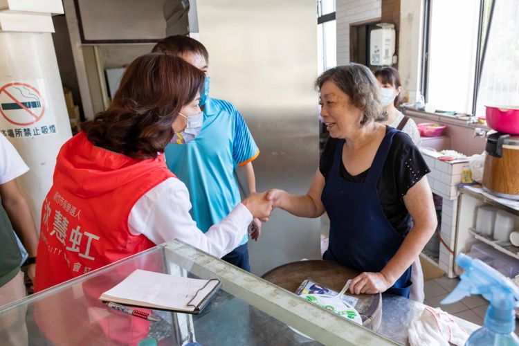 沈慧虹拜票。沈慧虹競辦提供