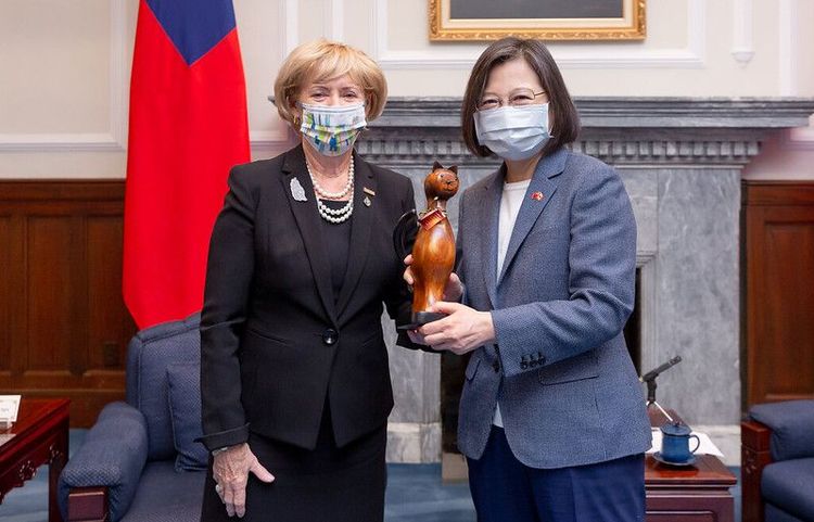 蔡英文（右）11日上午接見加拿大「台加國會議員友好協會」會長暨眾議院國貿委員會主席史葛洛（左）眾議員訪問團。總統府提供