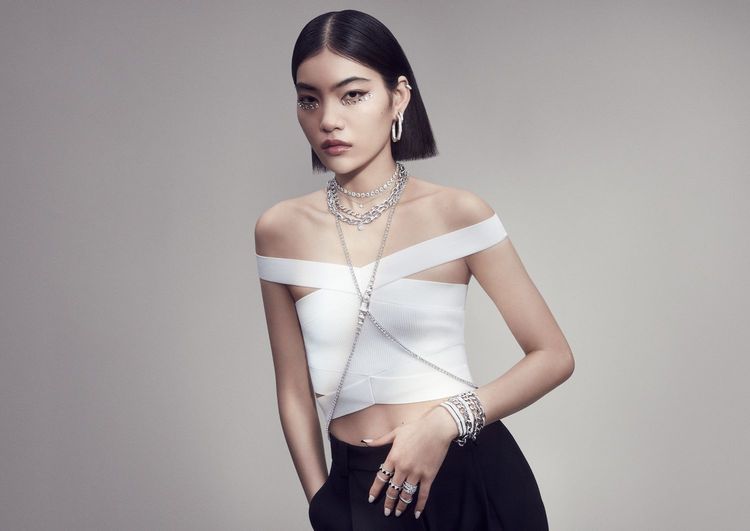 SWAROVSKI秋冬主打的Dextera系列飾品，汲取饒富幾何感的工業美學，男女皆適合佩戴。品牌提供