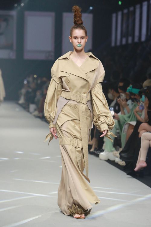 連Seivson大秀伸展台上模特兒的髮型，都有著巨星林青霞在周星馳喜劇片《鹿鼎記》裡扮演神龍教主的神韻。朱世閎攝