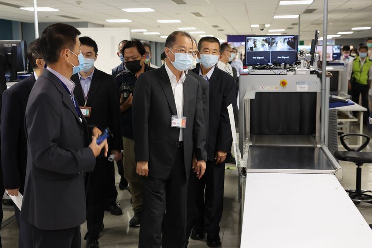 警政署長黃明昭至桃園機場視察航警相關負責工作。航警提供