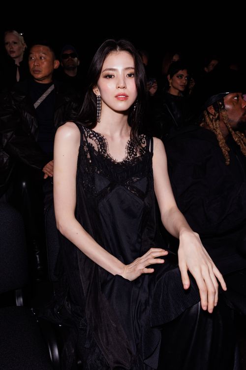 韓國女星韓素希的看秀造型，在被一片泥濘包圍的秀場中看來格外華麗。品牌提供