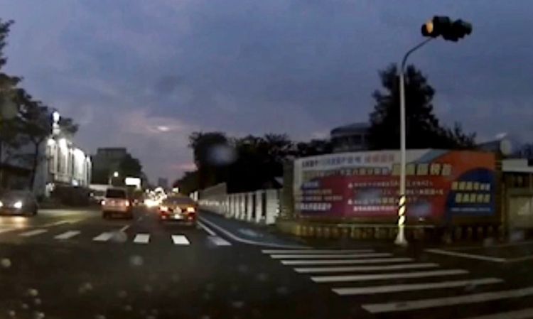 肇事廂型車竟見人沒事便開離現場。翻攝自《爆料公社》