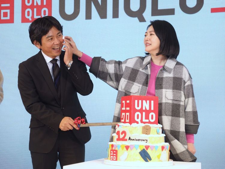 小S（右）不改活潑天性，作勢把慶生蛋糕抹在UNIQLO台灣董事長兼總經理黑瀨友和臉上。陳明中攝
