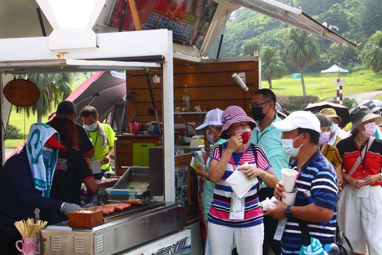 健走活動現場還有許多餐車。主辦單位提供