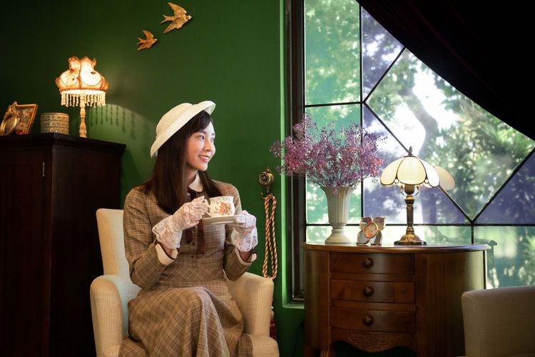 換穿「大正浪漫1912」，搖身一變置身大正時期的摩登女郎，暢遊日式主題園區。綠舞提供