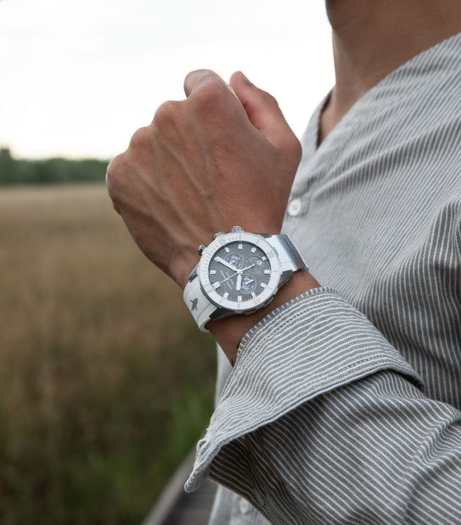 潛水系列鈦金屬自動計時碼錶大白鯊限量款，限量300只，42萬5000元。品牌提供