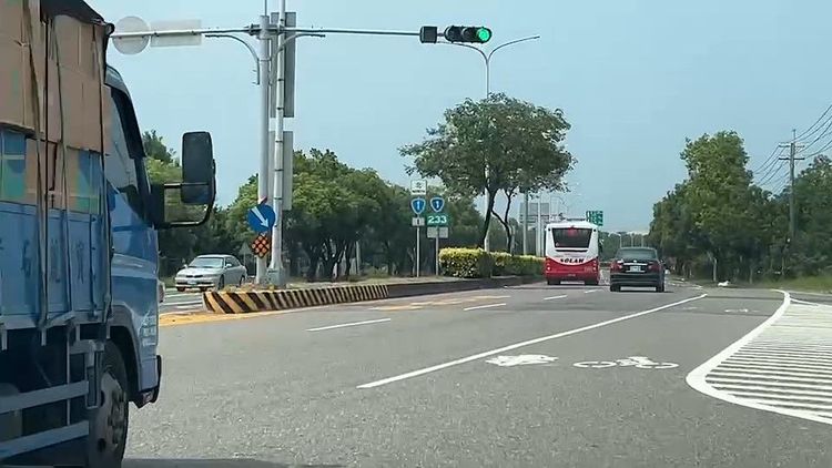 《壹蘋》實測，按S標線行駛，險遭左側小貨車擦撞。魏嘉良攝