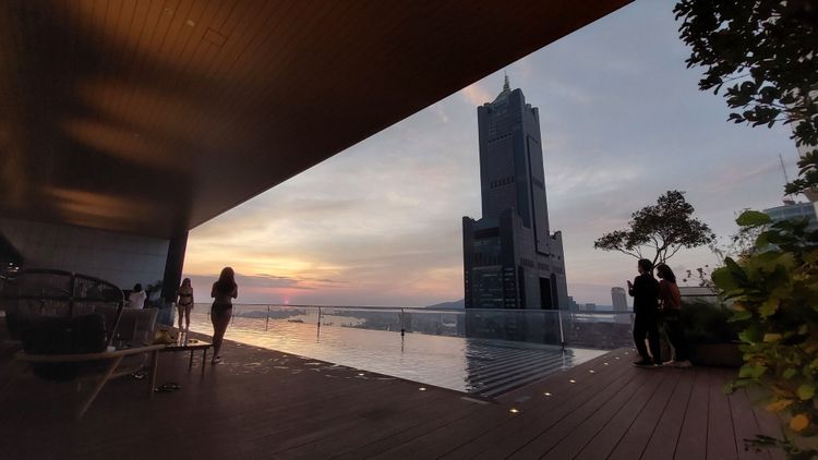 承億酒店高空無邊際透明泳池，傍晚可欣賞台灣最美夕陽。凃建豐攝