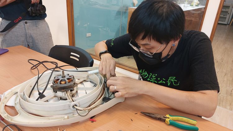 鄧宇佑是地球公民基金會倡議專員，也是電器維修志工。凃建豐攝