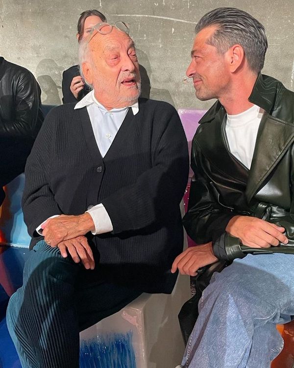 為品牌本季設計秀場的82歲義大利傳奇藝術家Gaetano Pesce（左）。翻攝pieter_mulier IG
