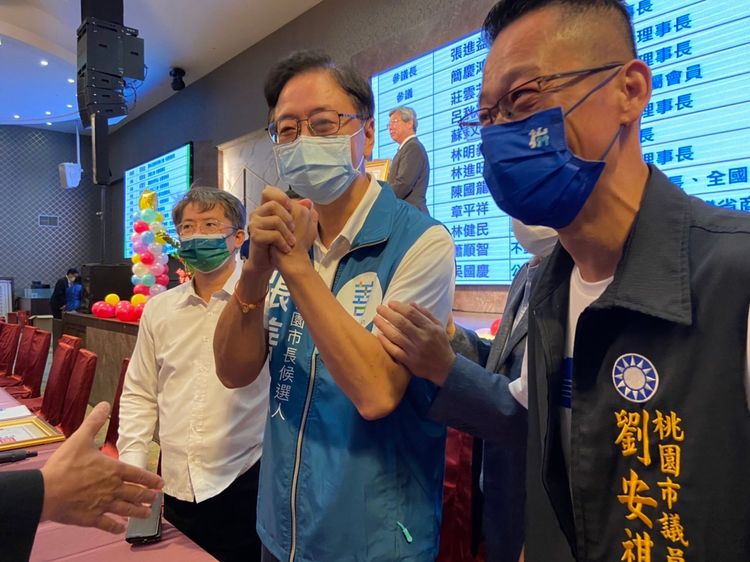 國民黨桃園市長候選人張善政，今天（4日）上午出席桃園市商業會第25屆、26屆理事長交接就職典禮。張善政團隊提供