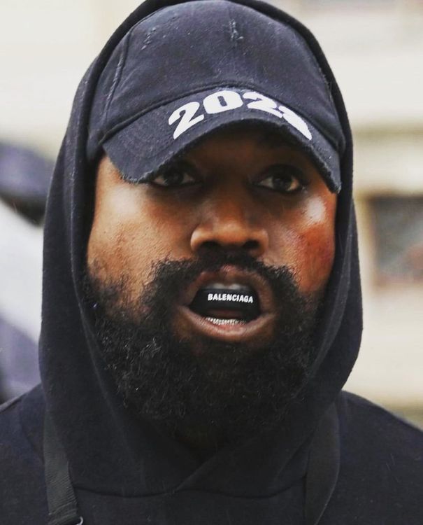 饒舌歌手肯伊威斯特戴著他在BALENCIAGA大秀中展示的護齒套現身GIVENCHY秀場。翻攝kanyewest IG
