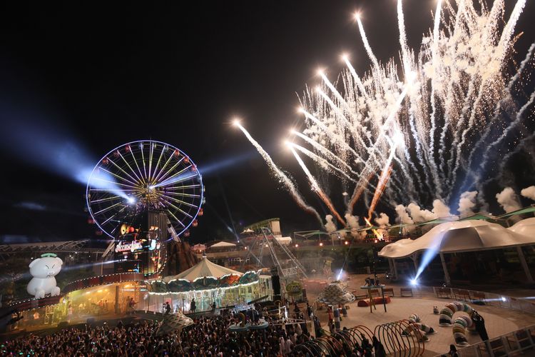 告五人在樂園開唱，搭配炫目的高空煙火。鄭孟晃攝