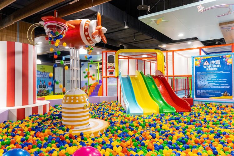 福容淡水漁碼店，室內有300坪的親子體能館供孩子們盡情放電。福容提供