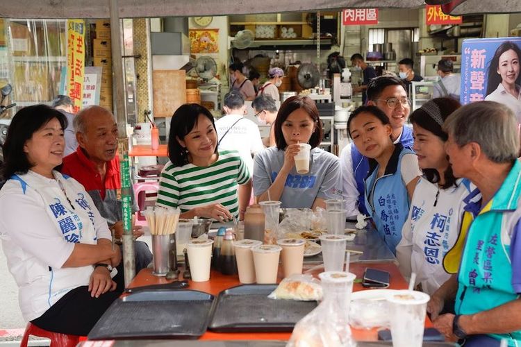 柯志恩今早到果貿社區早餐店「寬來順」吃播。翻攝柯志恩臉書