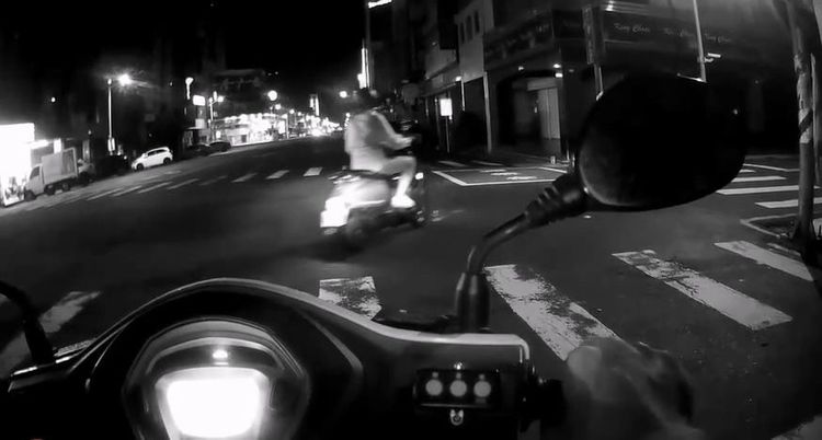 劉女未見警察也在停紅燈就直接闖紅燈被攔查。讀者提供