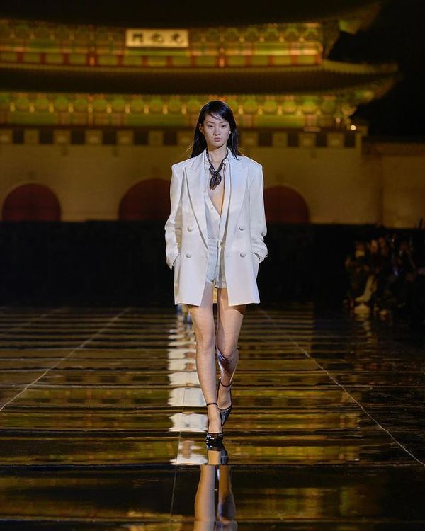 AMI昨選於首爾著名地標光化門前上演別開生面的大秀。翻攝amiparis IG