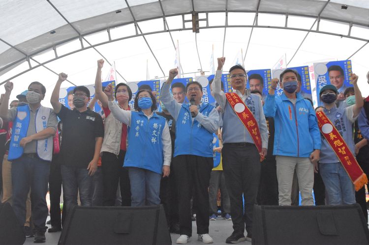 楊文科（右4）為縣議員參選人吳旭智（右3）站台。楊文科競辦提供