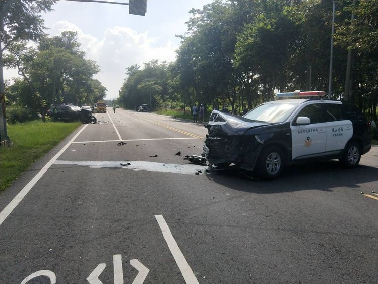 警車撞上BMW，車體毀損嚴重。讀者提供