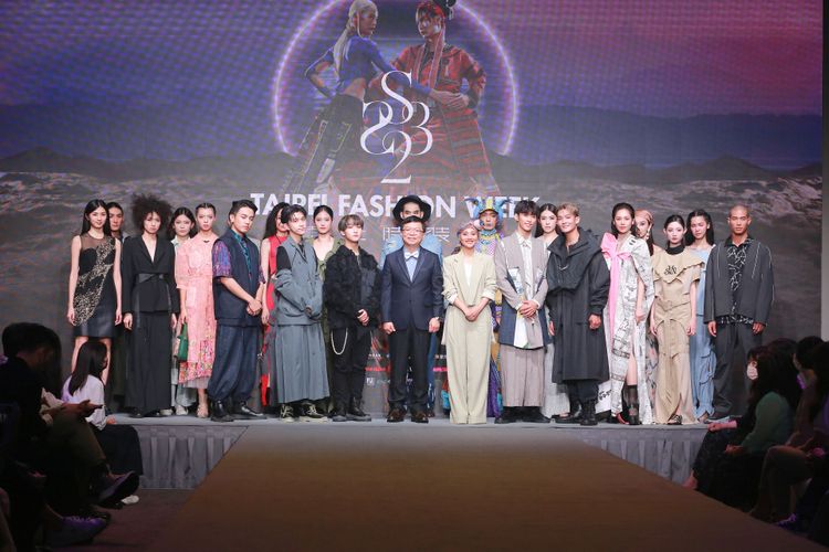文化部常務次長李連權（中）與身著16位參展設計師品牌新裝的模特兒及藝人合影。朱世閎攝