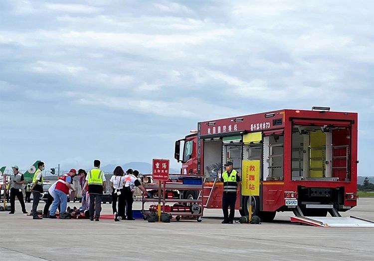 演習人員模擬傷患緊急送醫。桃機提供