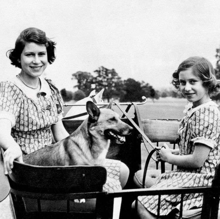 伊麗莎白二世（左）自少女時期，即開始對珍珠項鍊著迷。翻攝theroyalfamily IG