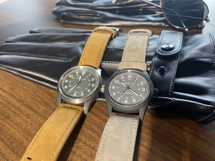 Khaki Field系列鈦合金38mm腕錶（左）2萬8400元；鍍黑色PVD鈦金屬款2萬9800元。林哲良攝